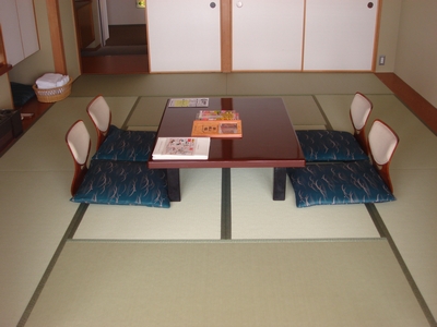 目積柄の畳表が洗練された空間を演出しています。